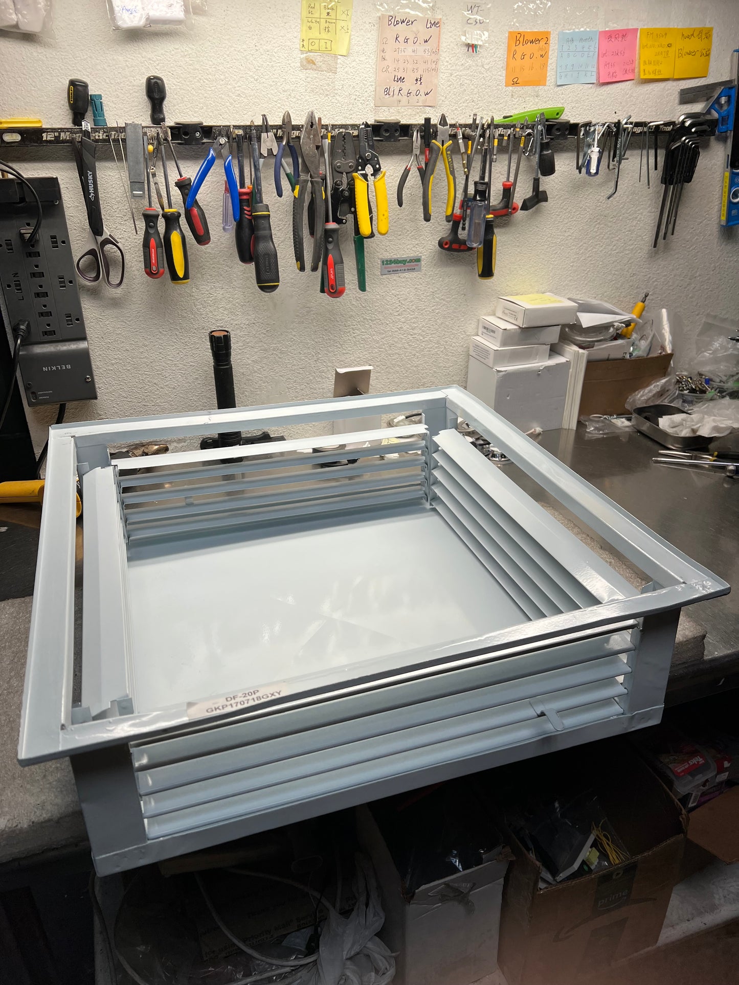 [Refurbished] GSW DF-20P 20" White Powder Coated 4-Way Adjustable Metal Diffuser for Evaporative/Swamp Cooler, 22” x 22" Mounting Edge (20"x20"x6")